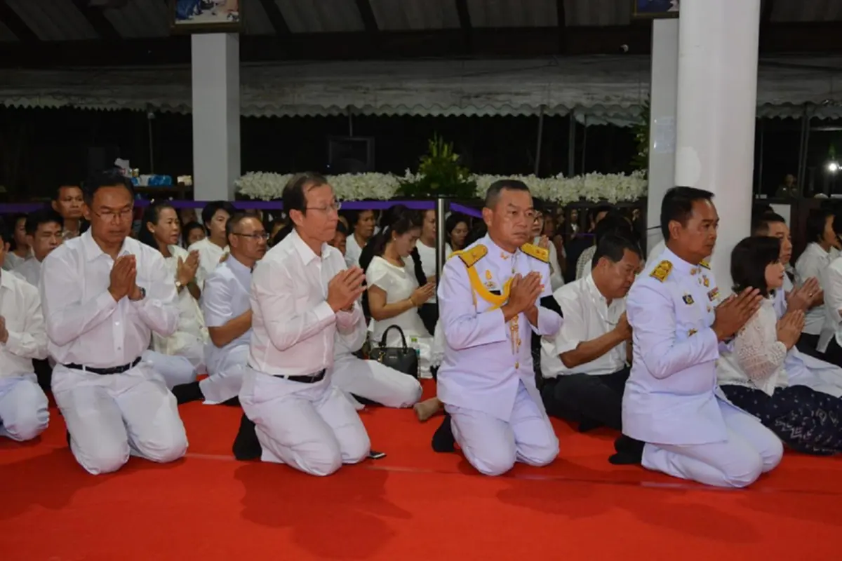 พระองค์โสมฯ ประทานพวงมาลา ถวายสักการะสรีระสังขาร "หลวงปู่ลี" อนุโมทนากุศลยิ่ง "แม่ชีน้ำผึ้ง" ร่วมสวดมนต์ อธิษฐานจิต