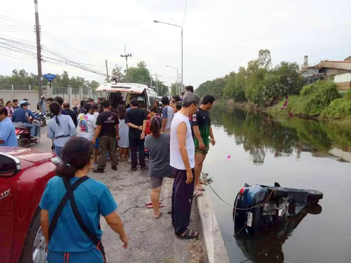 เกิดอะไรขึ้น! สาวบัญชีขับรถออกจากหอพักไม่ถึง 20 เมตร พุ่งตกคลองจมน้ำเสียชีวิตสลด