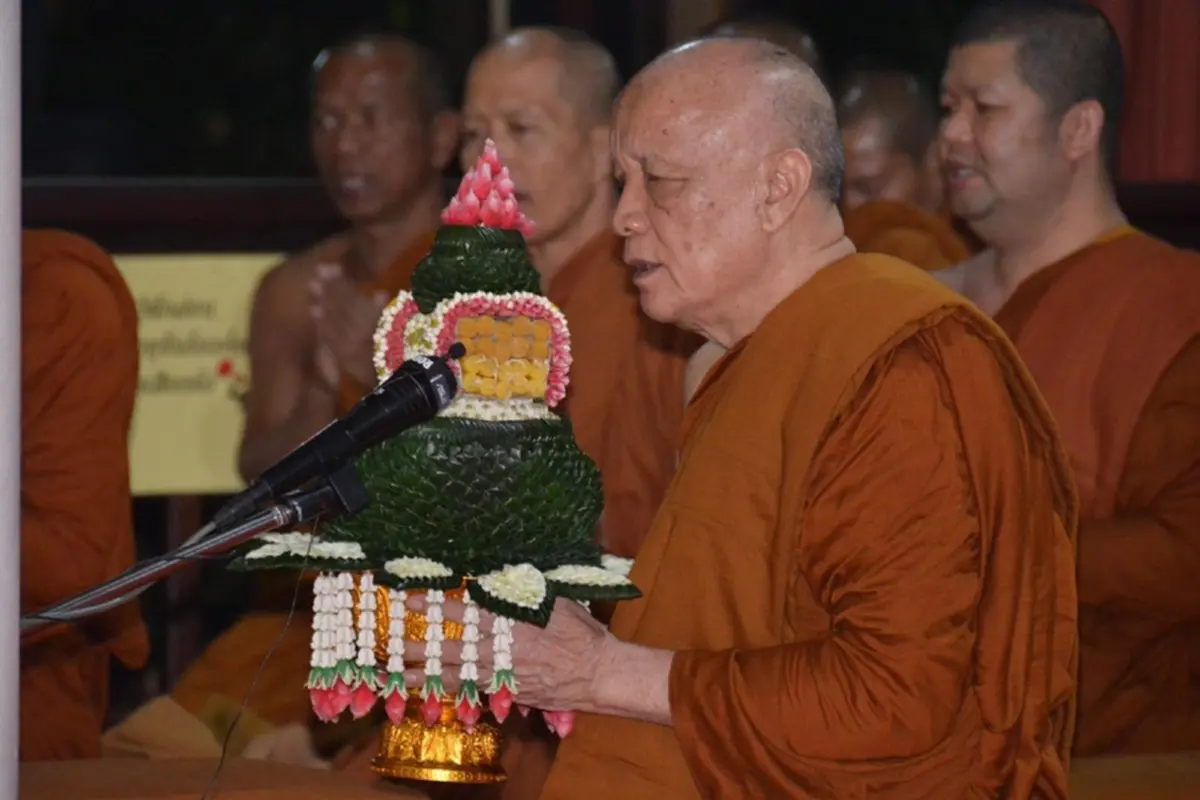 พระองค์โสมฯ ประทานพวงมาลา ถวายสักการะสรีระสังขาร "หลวงปู่ลี" อนุโมทนากุศลยิ่ง "แม่ชีน้ำผึ้ง" ร่วมสวดมนต์ อธิษฐานจิต