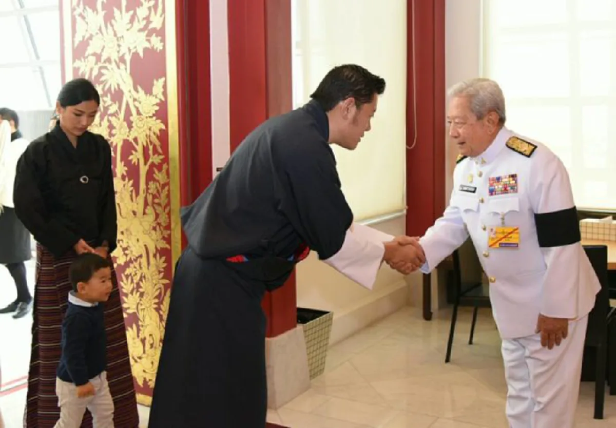 เสมือนยิ่งพระญาติมิตร!! สมเด็จพระราชาธิบดี จิกมี พร้อมพระราชินี และพระราชโอรส เสด็จฯถึงประเทศไทย เพื่อร่วมพระราชพิธีถวายพระเพลิงพระบรมศพ