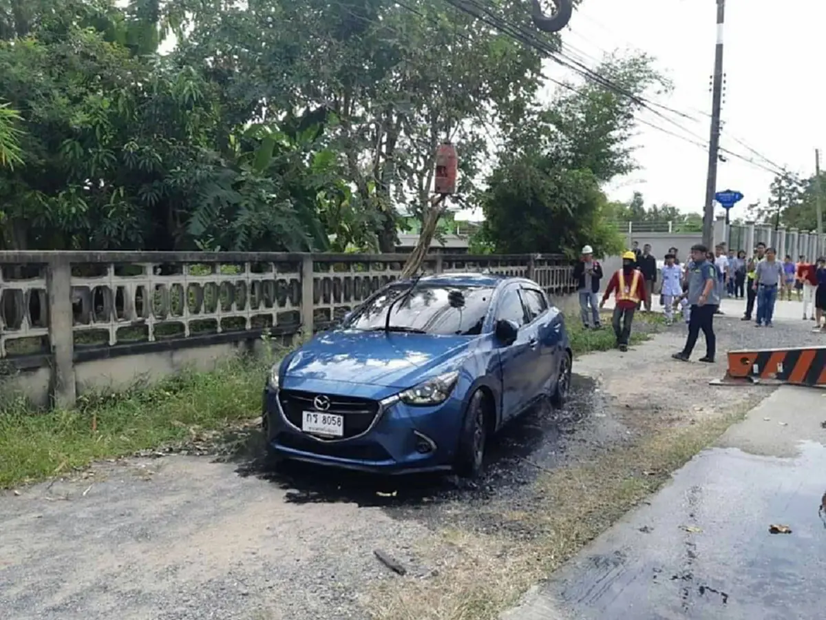 เกิดอะไรขึ้น! สาวบัญชีขับรถออกจากหอพักไม่ถึง 20 เมตร พุ่งตกคลองจมน้ำเสียชีวิตสลด