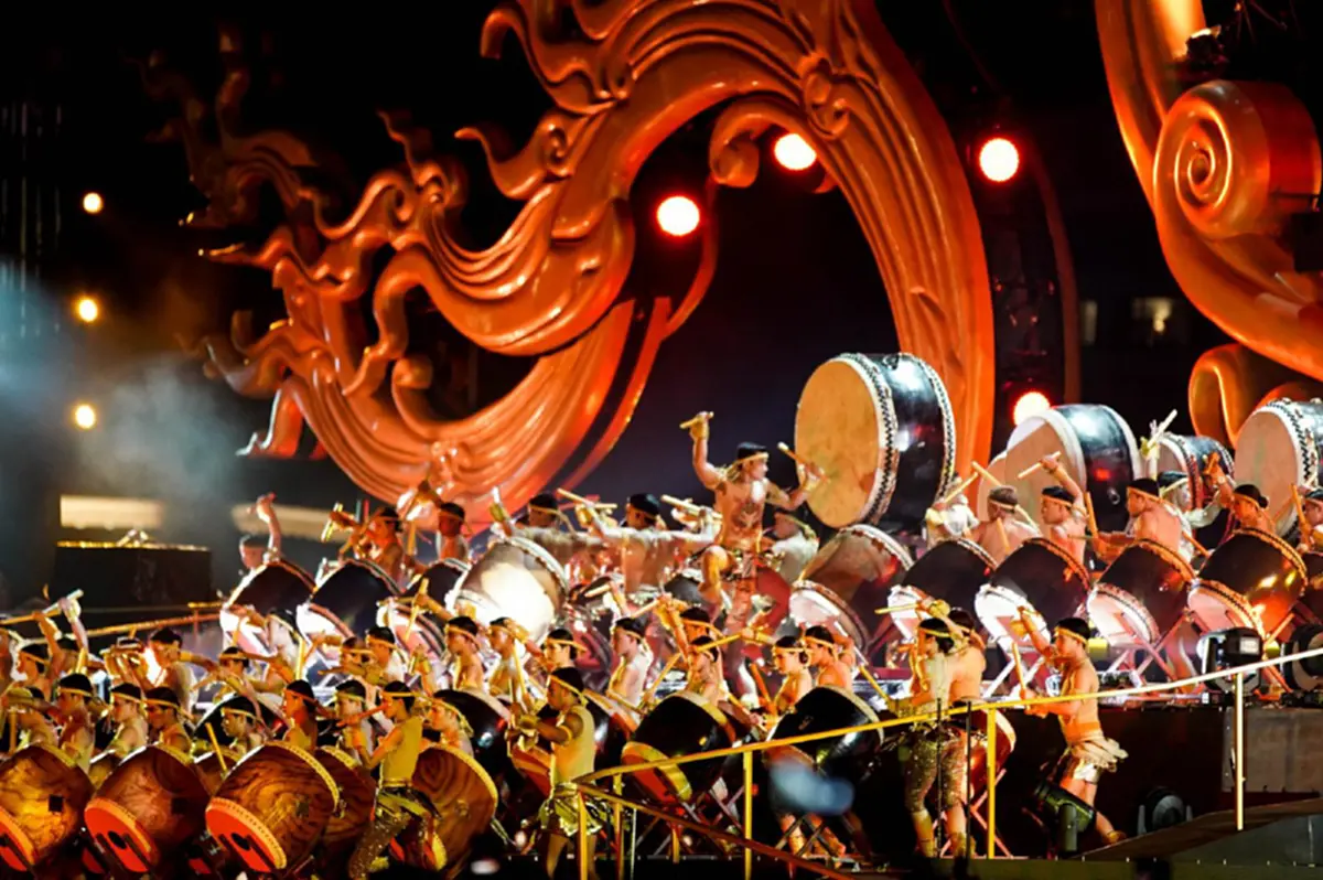 เปิดภาพโดรนแปลอักษร "ไอคอนสยาม" สุดอลังการ 1,500 ตัว (คลิป)