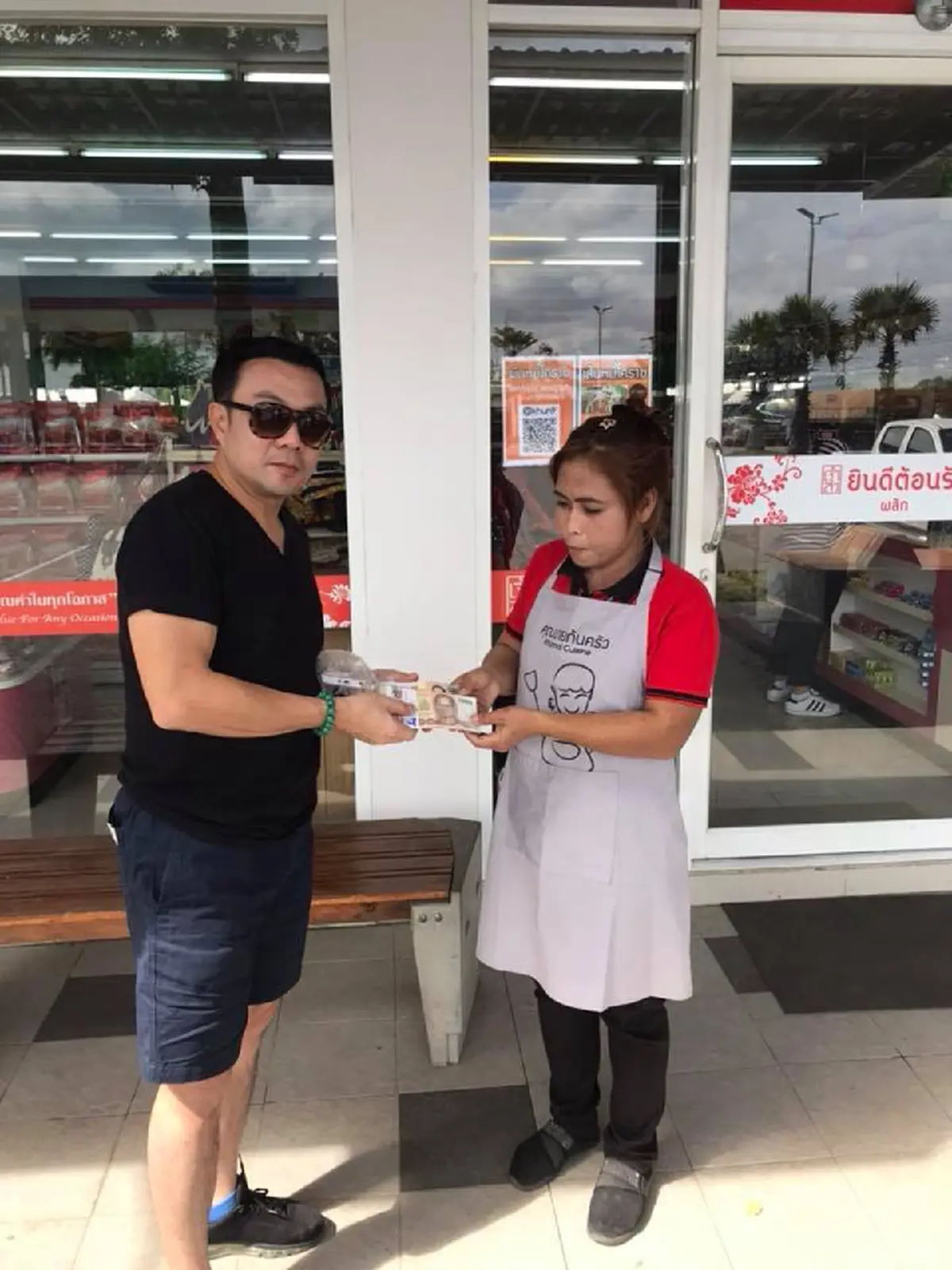 คนดีต้องชื่นชม!พนักงานขาย เก็บเงินได้2แสนส่งคืนเจ้าของ(ภาพ)