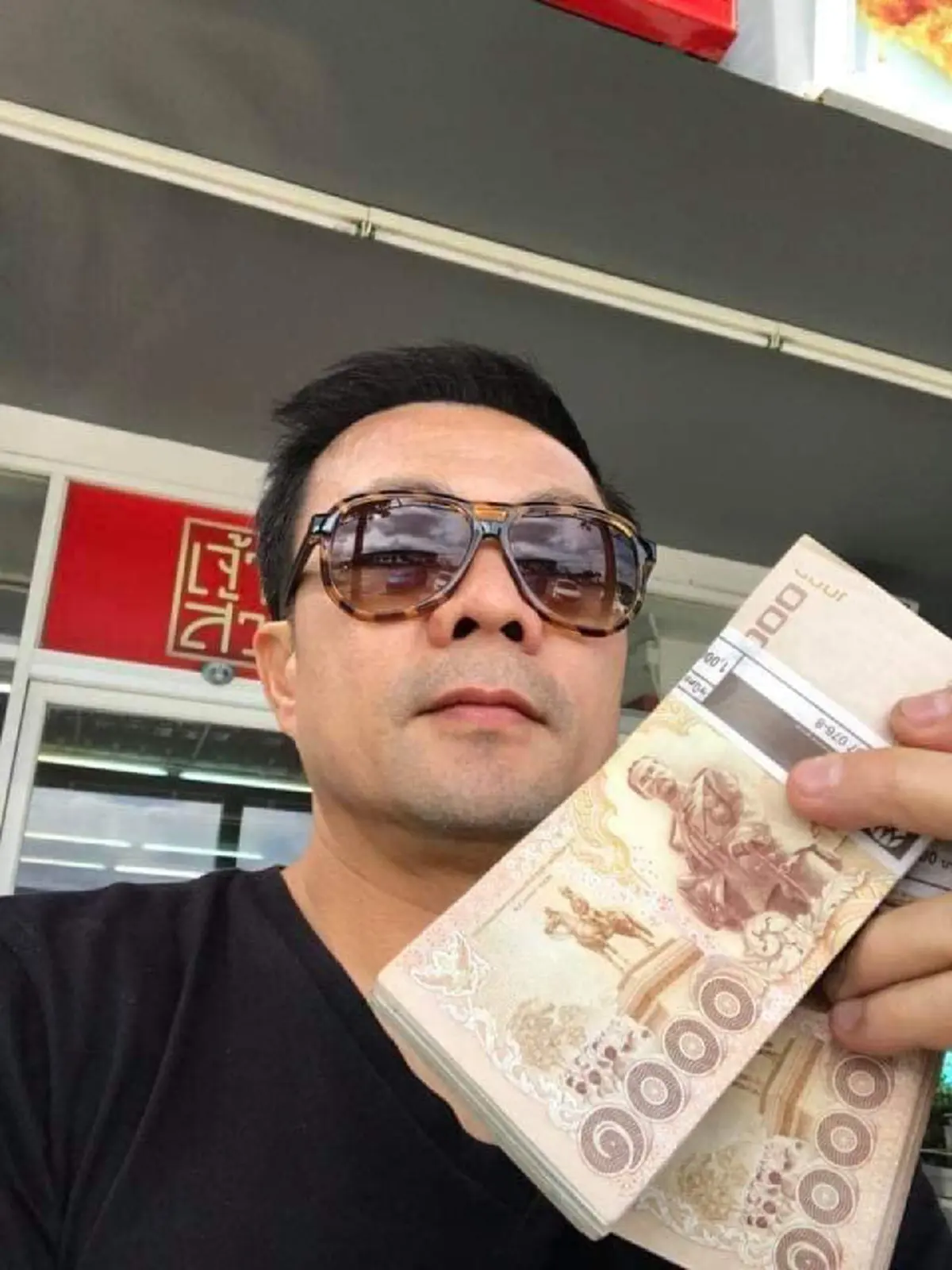 คนดีต้องชื่นชม!พนักงานขาย เก็บเงินได้2แสนส่งคืนเจ้าของ(ภาพ)