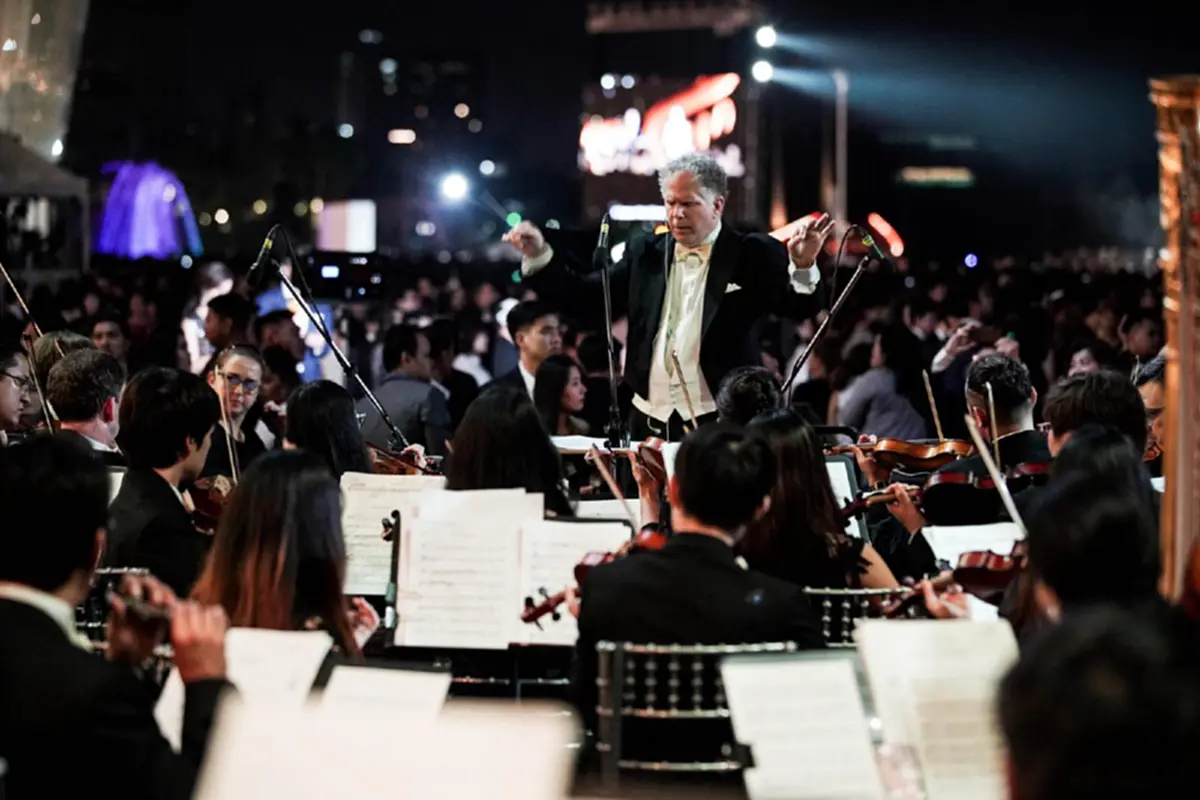 เปิดภาพโดรนแปลอักษร "ไอคอนสยาม" สุดอลังการ 1,500 ตัว (คลิป)