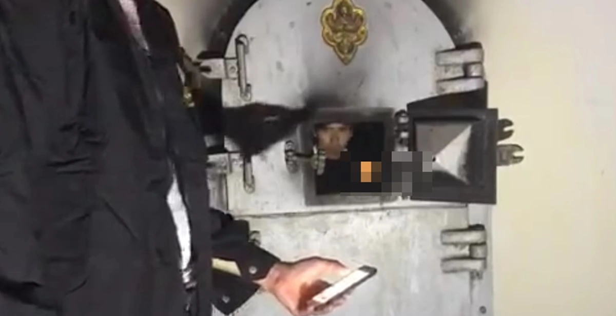 ลองดีจนเจอ...? แชร์สนั่นคลิปหนุ่มทดสอบสิ่งลี้ลับ (วิญญาณ) นั่งในเมรุเผาศพ-เปิดเพลงธรณีกรรแสง ทำขนลุกซู่เมื่ออยู่ดีๆ มีมือปริศนาโผล่!! (คลิป)