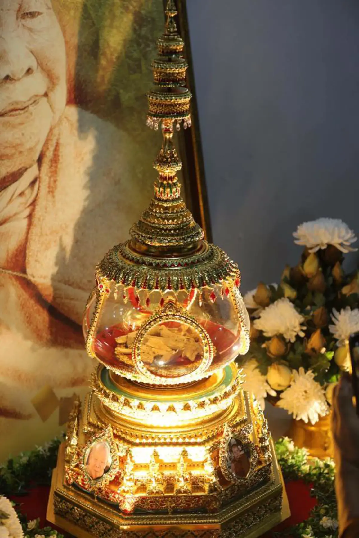 กราบสาธุ วัดบ้านตาดเผยภาพอัฐิของ "หลวงปู่ลี กุสลธโร" ศิษย์หลวงตามหาบัว