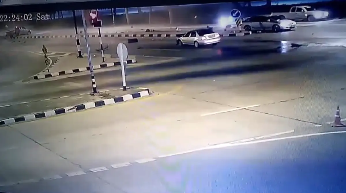 ดูไว้เลยพวกประมาท กระบะซิ่งฝ่าไฟแดงชนเก๋งกระเด็น คนบริสุทธิ์เกือบเสียชีวิตเพราะความชุ่ยสุดๆ