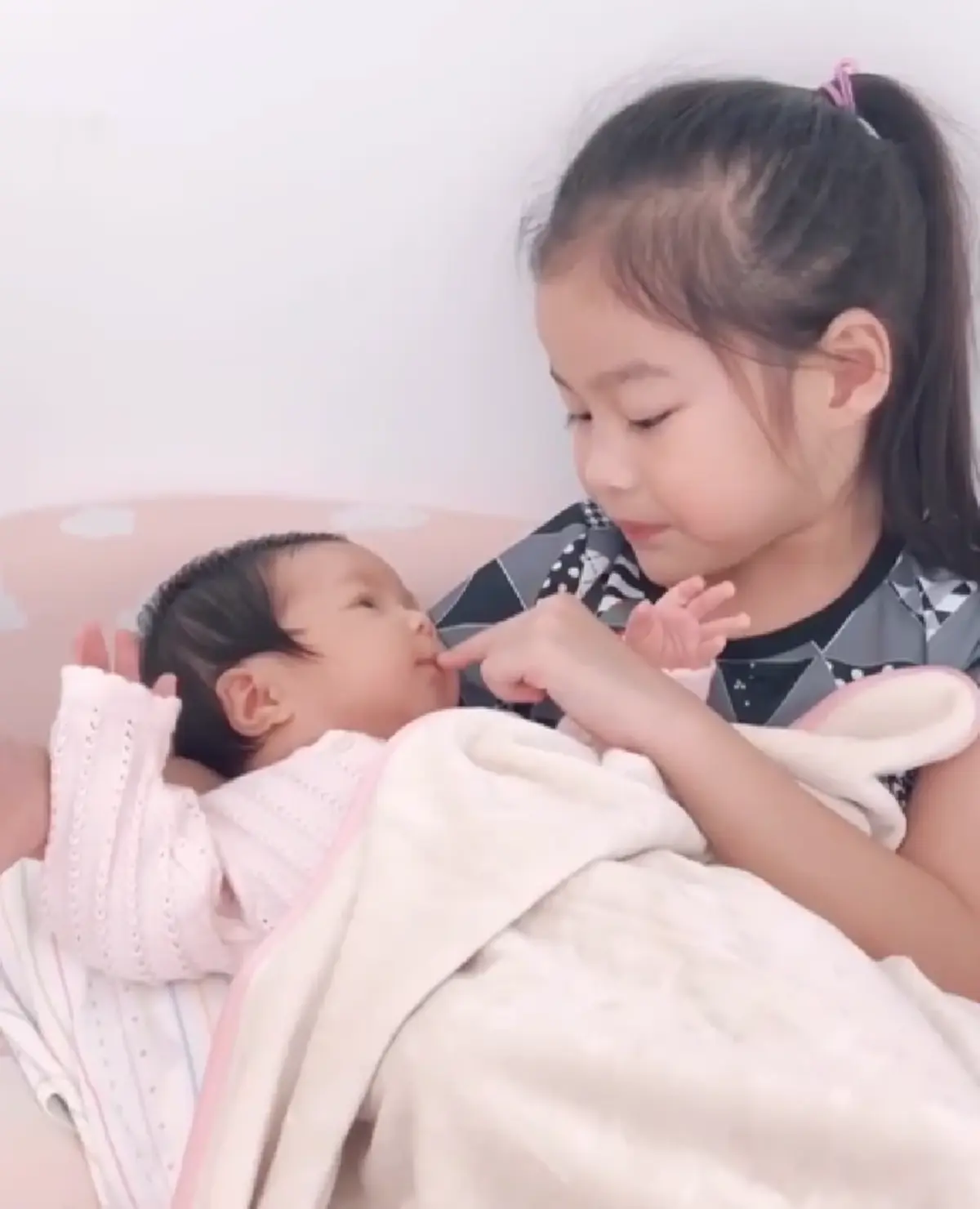 น่ารักแพ็คคู่เลย เมื่อ "น้องณิริน" อาสาเป็นพี่เลี้ยง เล่านิทานกล่อม "น้องปาลิน" ดูแล้วถึงกับอมยิ้มตาม