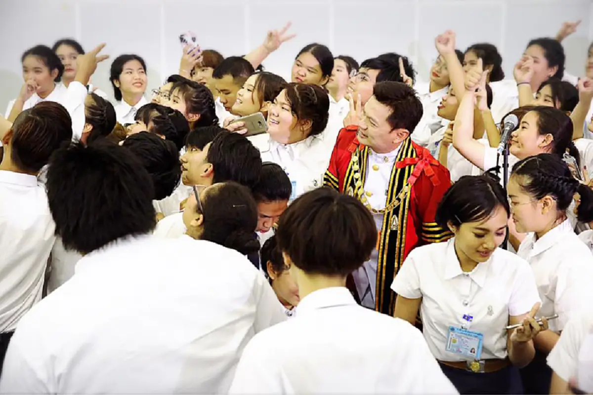 แรปเปอร์สู่คอนดักเตอร์! \"พี่เอ้\" อธิการดี สจล.เป็นทุกอย่างให้ลูกศิษย์ วาทยกรบรรเลงเพลง หลังพิธีพระราชทานปริญญาบัตร(คลิป)