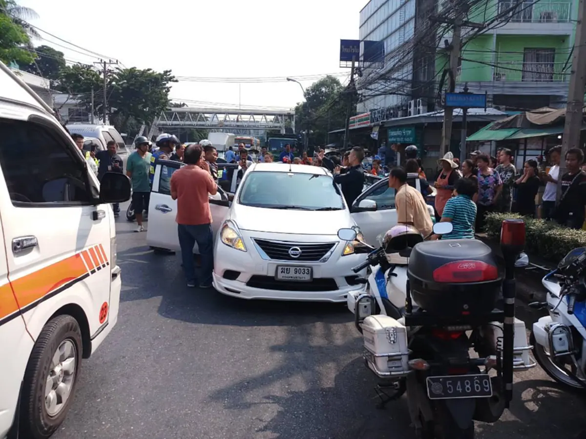 "สาวคลอดลูก" ในรถ ดีที่ตำรวจช่วย!