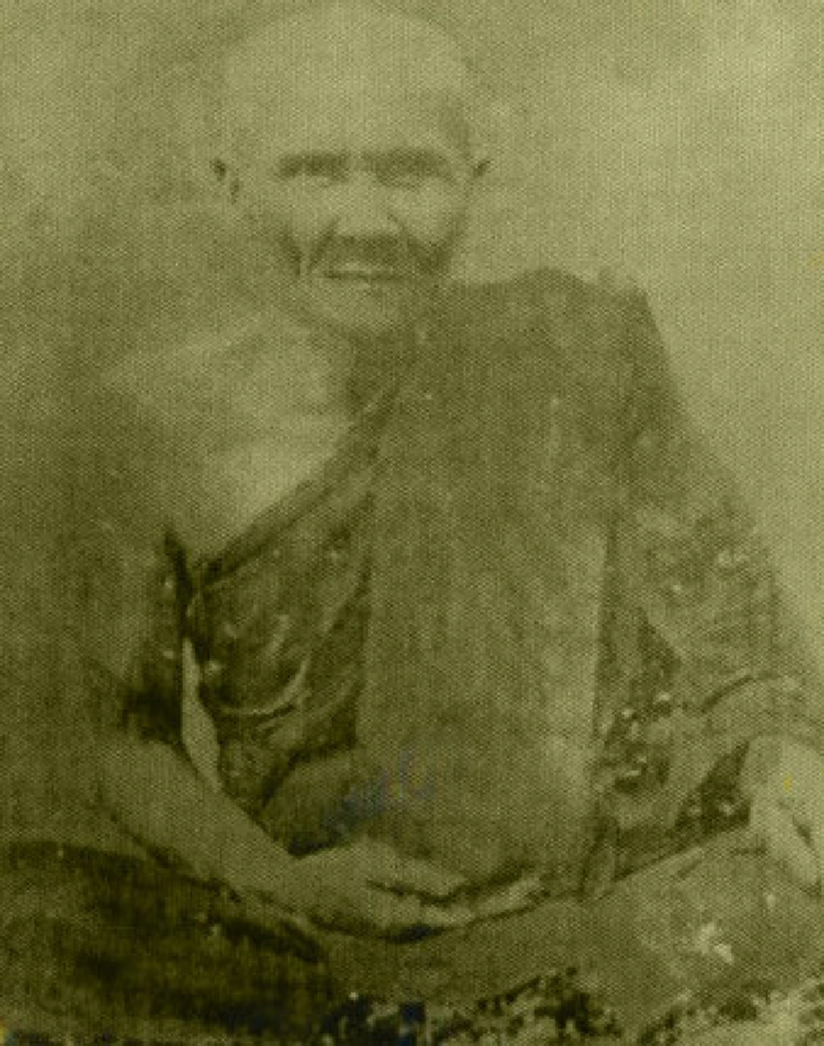 ท่านนั่งในน้ำ..เมื่อลงอักขระเสร็จองค์หนึ่ง จะปล่อยให้พระลอยขึ้นมา.."หลวงปู่นาค วัดห้วยจระเข้" ต้นตำรับพระปิดตาเมฆพัด อันลือชื่อ..