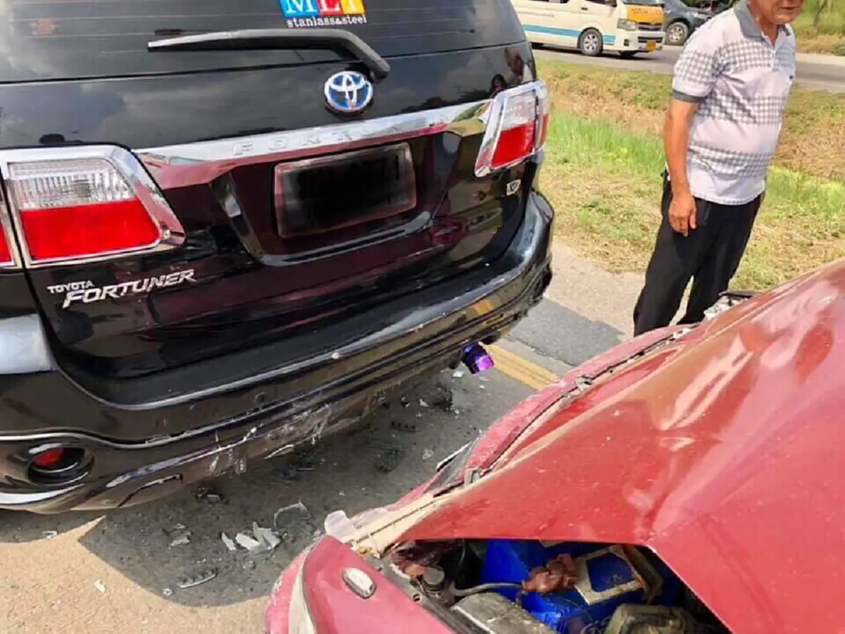 หนุ่มใจงามรถโดนชนท้าย ไม่เอาความคู่กรณีเป็นตายายวัย70 จะไปหาหมอรพ.ทรวงอก