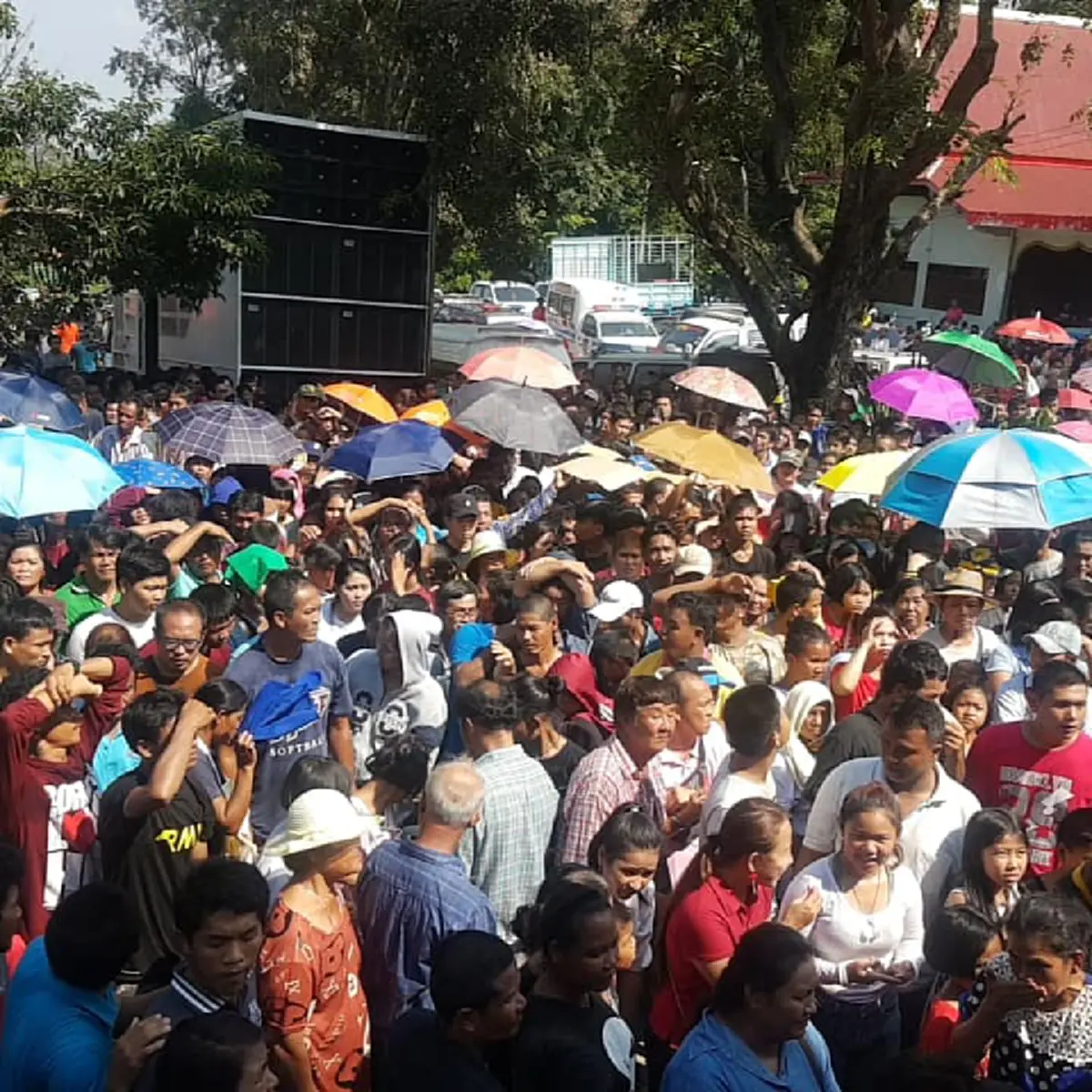 งานกฐิน"วัดเขาดินญาณนิมิตร" โปรยทานเงินสด3เเสนบาท เเหวนทองคำ300วง