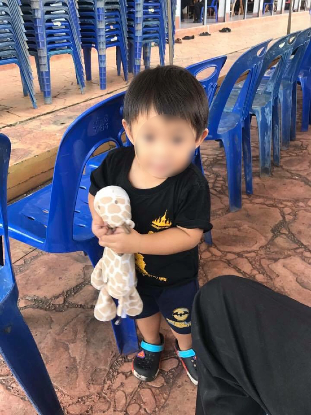 น้องตะวันได้ตุ๊กตายีราฟตัวโปรดคืนเเล้ว หลังพลังโซเชียลช่วยกันตามหา