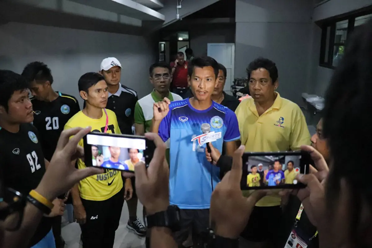 "นักเตะขุนพลแม่กลอง" โดนยกเค้าทั้งทีม โจรแสบย่องลักทรัพย์ระหว่างลงแข่งขัน สูญทรัพย์สินรวมกว่าแสนบาท