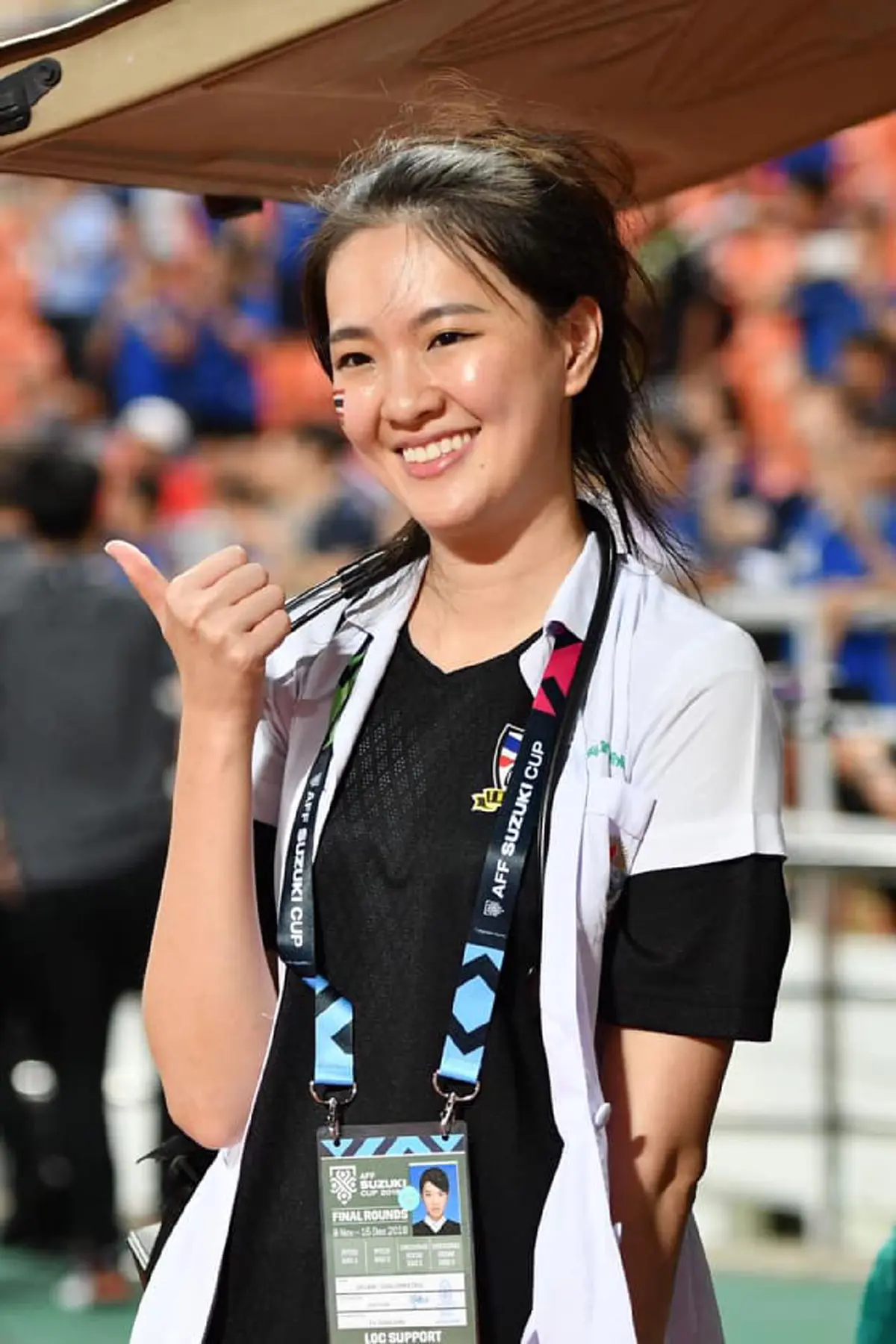 "คุณหมอน่ารัก" คอยดูเเลอาการบาดเจ็บ "เเข้งช้างศึก"ในสนาม