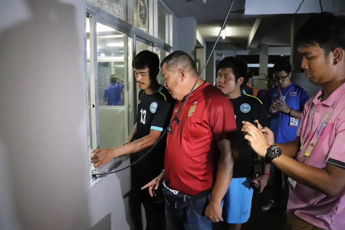"นักเตะขุนพลแม่กลอง" โดนยกเค้าทั้งทีม โจรแสบย่องลักทรัพย์ระหว่างลงแข่งขัน สูญทรัพย์สินรวมกว่าแสนบาท