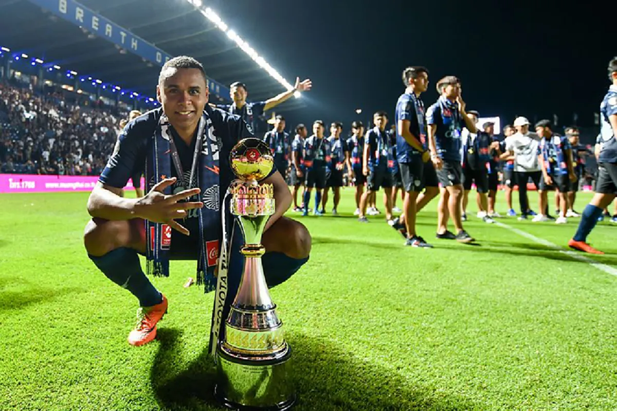 เมาอาทิตย์ละ4วัน??!! "กิเลนผยอง"ได้ตัว "จาจ้า" อดีตดาวซัลโว "บุรีรัมย์"คู่ปรับ!!...ลุยเปิดตัวพรุ่งนี้ (คลิป,รายละเอียด)