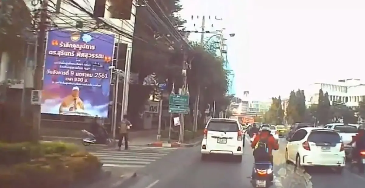 รู้มั้ยว่าใครใหญ่??!! "รถเมล์สาย115" เปิดศึกเดือดกลางถนน บดขยี้"เเท็กซี่"อย่างโหด...ต่อหน้าต่อตา"ตำรวจ"(ชมคลิป)