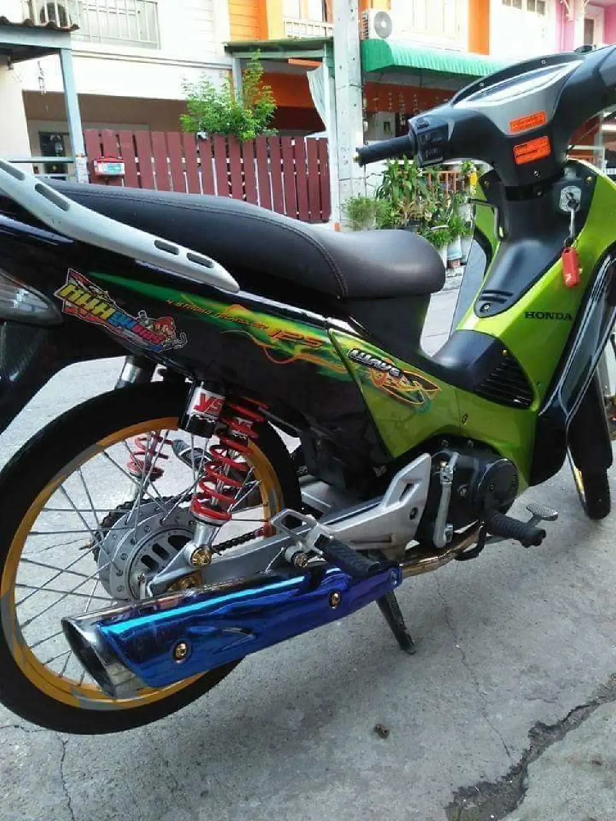 หนุ่มขี่มอเตอร์ไซค์โดนชายแต่งตร.เรียกจับยึดรถ พอไปสน.ถึงรู้โดนตำรวจปลอมหลอก