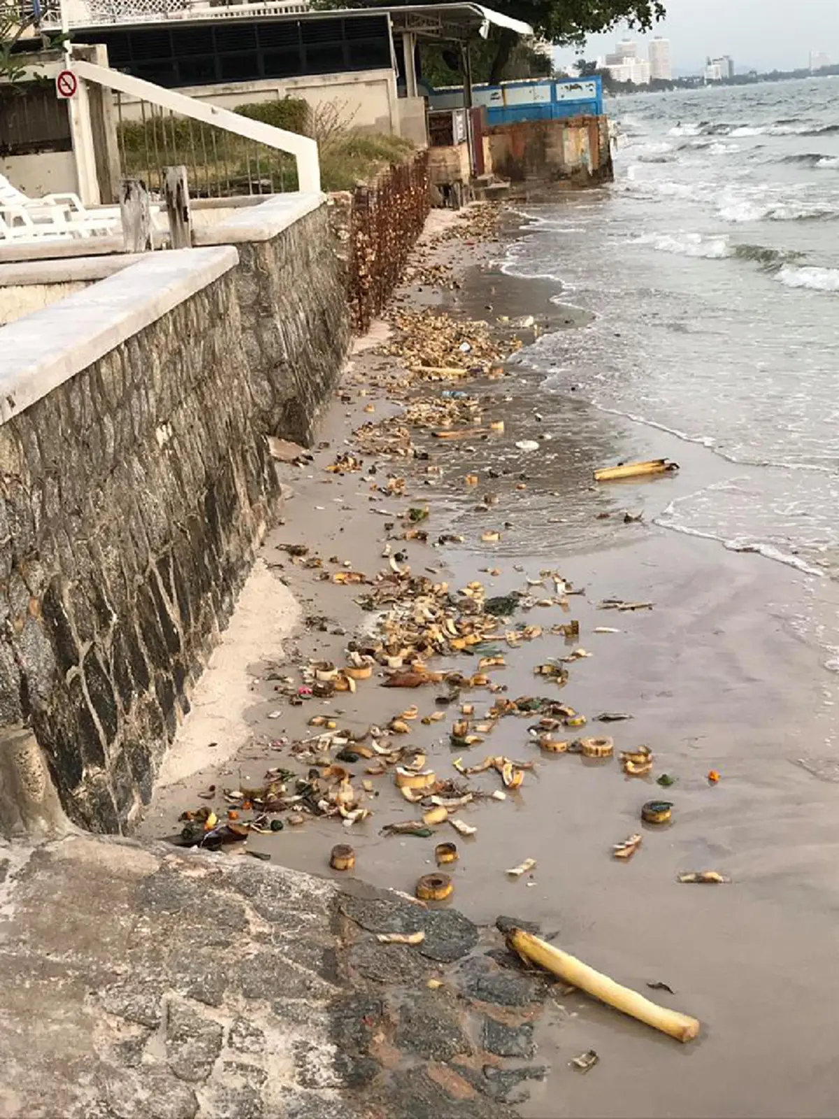 สาวโพสต์เศษชิ้นส่วนตะปูที่ติดมากับกระทง ลอยเกลื่อนชายหาดหัวหิน