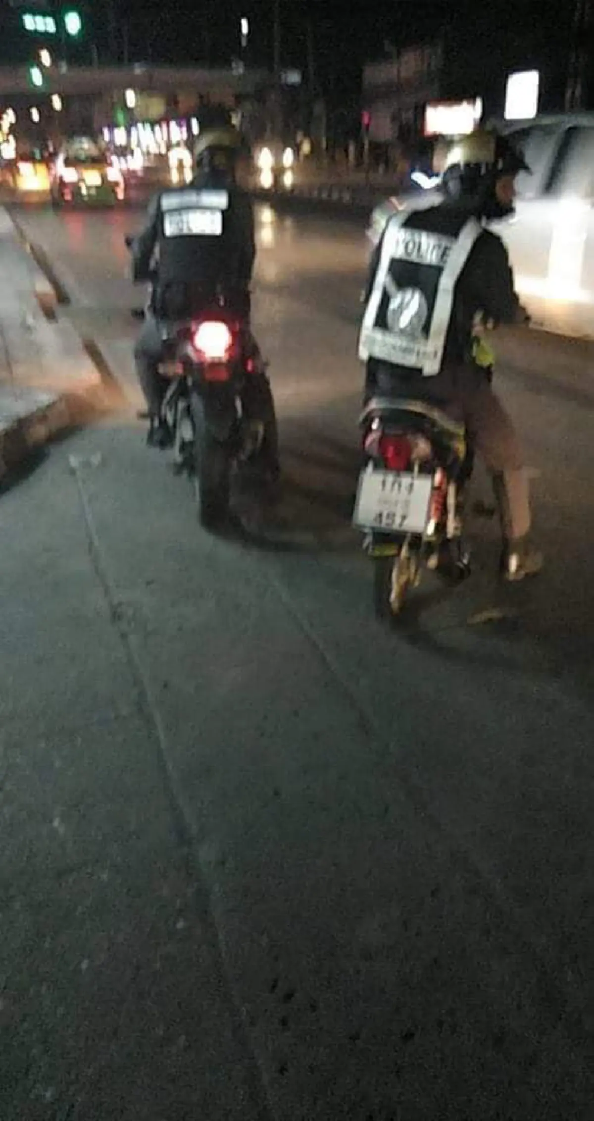 หนุ่มขี่มอเตอร์ไซค์โดนชายแต่งตร.เรียกจับยึดรถ พอไปสน.ถึงรู้โดนตำรวจปลอมหลอก