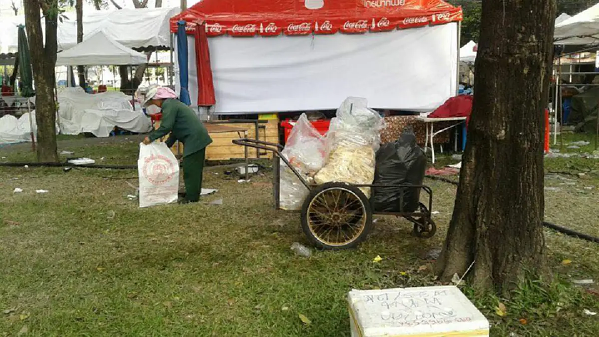 คนเที่ยวงานกาชาดทำพิษ ขยะเกลื่อนสวนลุมพินี วอนมีจิตสำนึกช่วยกันทิ้งลงจุดคัดแยกขยะ