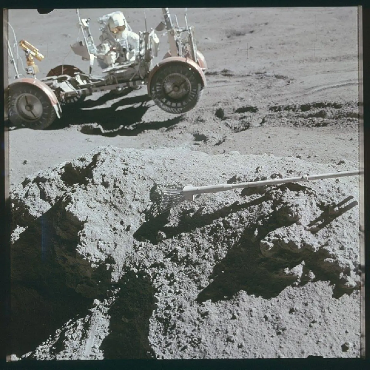 ภาคภูมิใจ!! “ธงชาติไทย” ผืนนี้ เคยโคจรอบดวงจันทร์ เมื่อ 46 ปีก่อน!! พร้อมยานอะพอลโล15