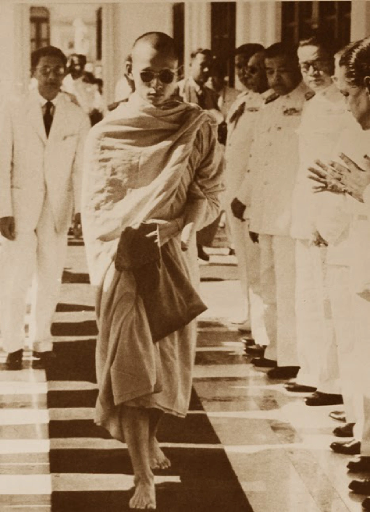 พระผู้เป็นมงคลแห่งแผ่นดิน!! ๒๒ ตุลาคม "ในหลวงรัชกาลที่ ๙" เข้าพระราชพิธีทรงผนวชในพระบวรพุทธศาสนาตามโบราณราชประเพณี #วันนี้ในอดีต (คลิป) !!