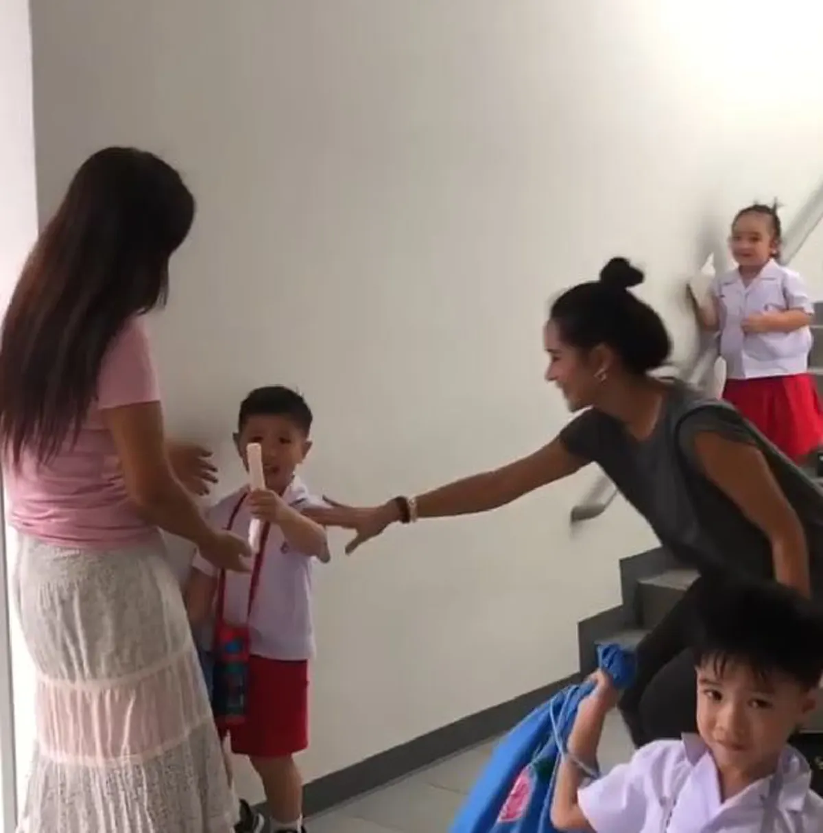 จ๊ะเอ๋ใครมารับเอ่ย!? "พลอย เฌอมาลย์ " แอบไปรับหลานชาย  "น้องทัพฟ้า"  ที่โรงเรียนครั้งแรก ด้อมๆ มองๆ ข้างกำแพง และวินาทีสุดประทับใจจึงบังเกิด