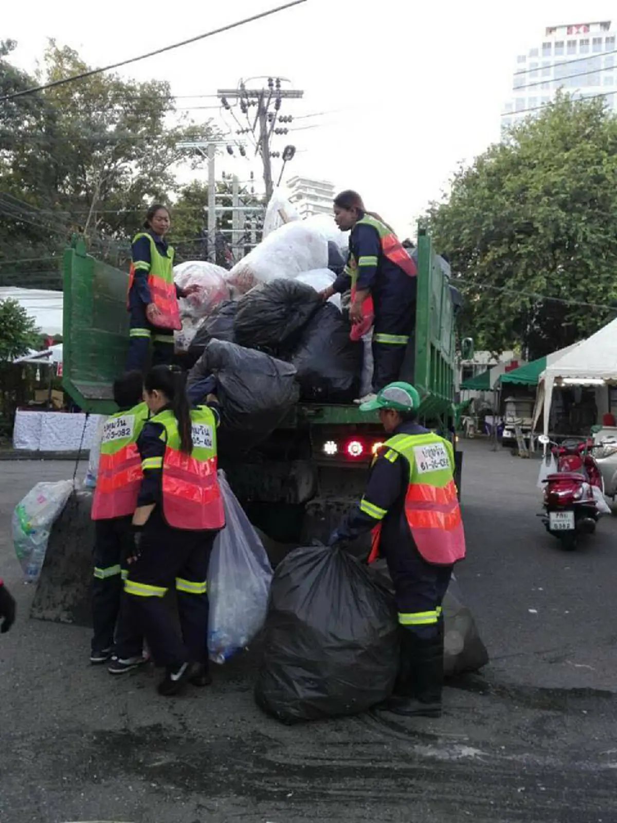 คนเที่ยวงานกาชาดทำพิษ ขยะเกลื่อนสวนลุมพินี วอนมีจิตสำนึกช่วยกันทิ้งลงจุดคัดแยกขยะ