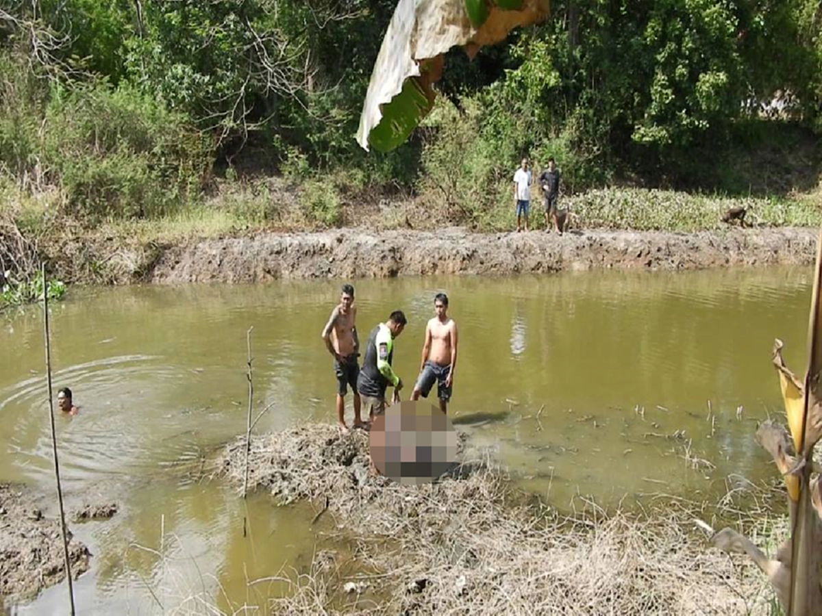 ลูกชายพยายามว่ายน้ำข้ามคลองจะเอาข้าวมาให้แม่ที่บ้านแต่หมดแรงจมน้ำเสียชีวิตก่อนไปถึง
