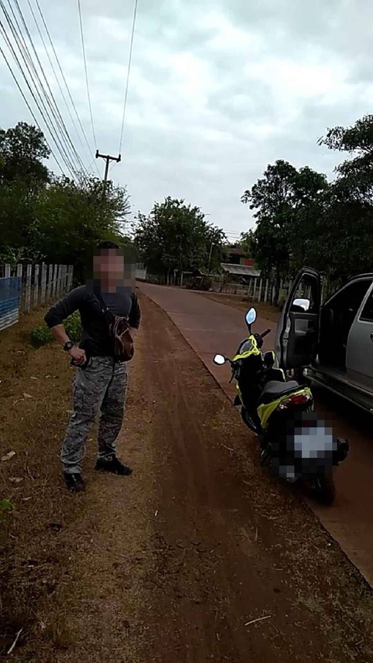 หนุ่มสกลฯโวยลั่นโดนชายฉกรรจ์ อ้างเป็นตร.ล้อมกรอบชักปืนขู่ค้นตัว พอเจอมือถือถ่ายคลิปรีบชิ่งขึ้นรถหายเกลี้ยง