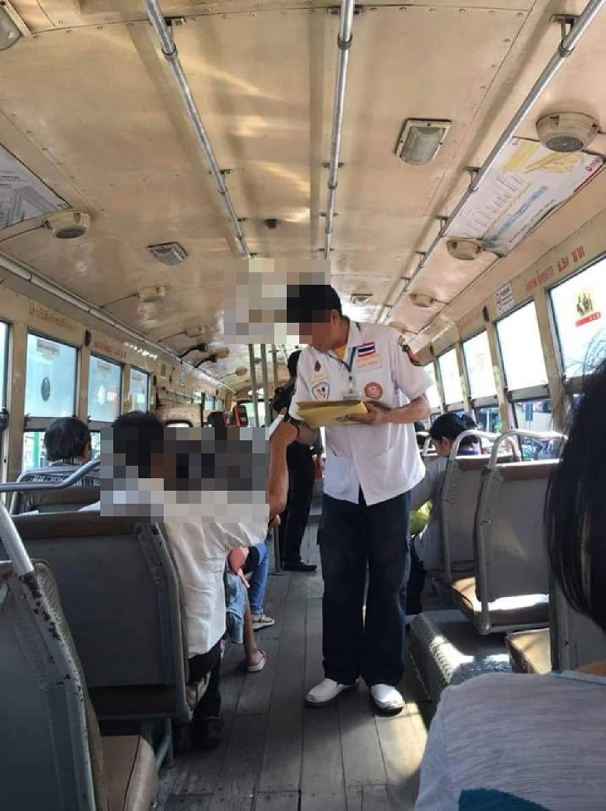 กู้ภัยเถื่อน เดินเรี่ยไรเงินบนรถเมล์ โดนจับได้พูดติดๆขัดๆ บอกปัดไม่ใช่มิจฉาชีพ