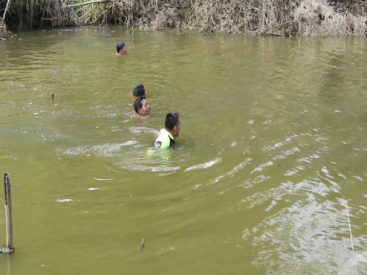 ลูกชายพยายามว่ายน้ำข้ามคลองจะเอาข้าวมาให้แม่ที่บ้านแต่หมดแรงจมน้ำเสียชีวิตก่อนไปถึง