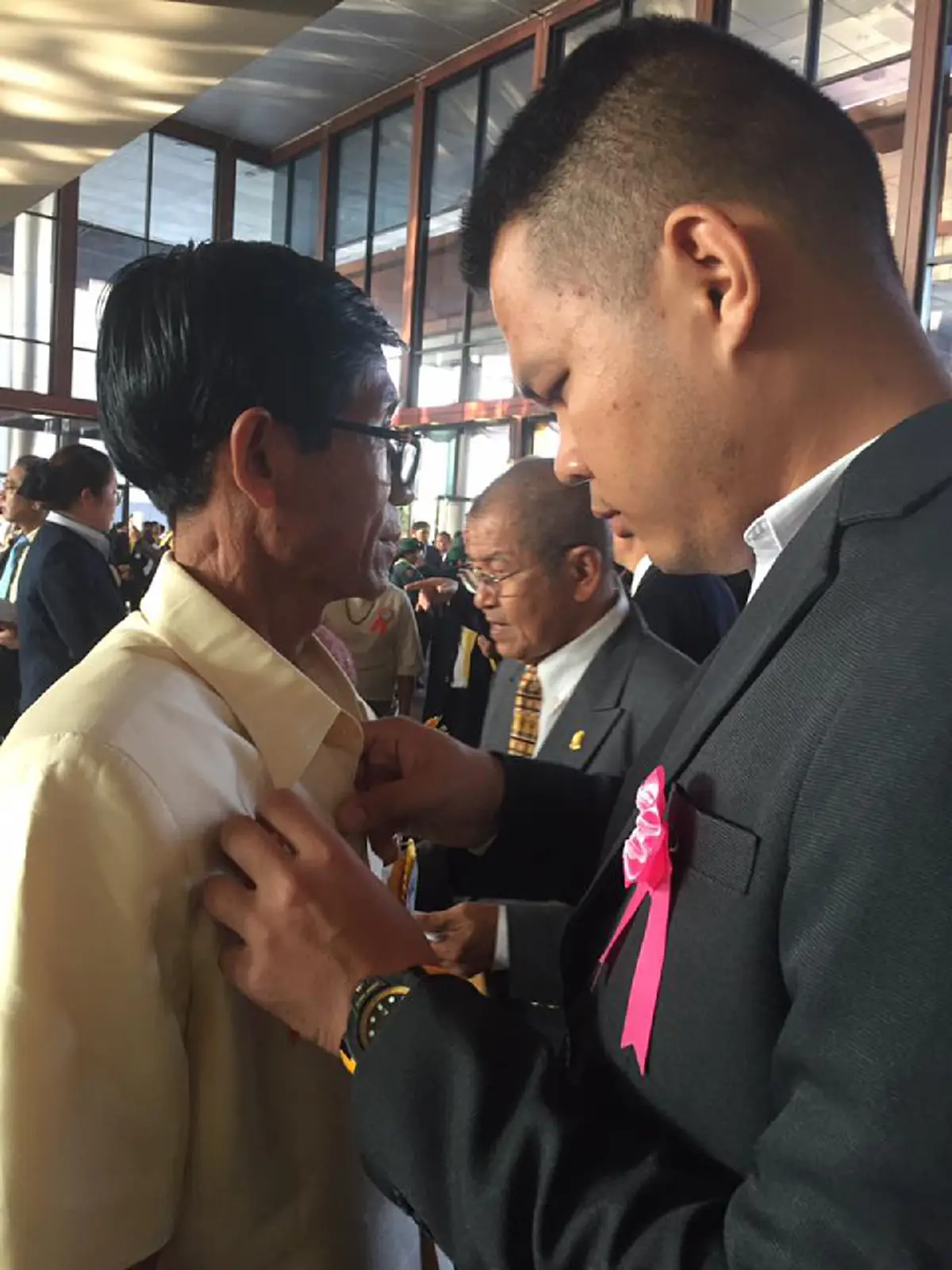 ผู้แทนพระองค์มอบโล่ประกาศเกียรติคุณ"จ่าแซม"งานวันพ่อแห่งชาติ