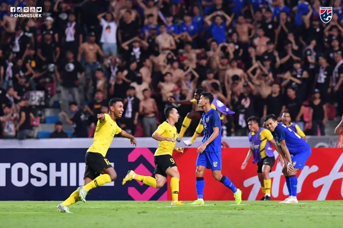 "แข้งมาเลเซีย" อัดคลิปซัดกลับ "ฉัตรชัย" นายประตูทีมชาติไทย หลังเอ่ยแซวนอนให้ฝันดี (คลิป)