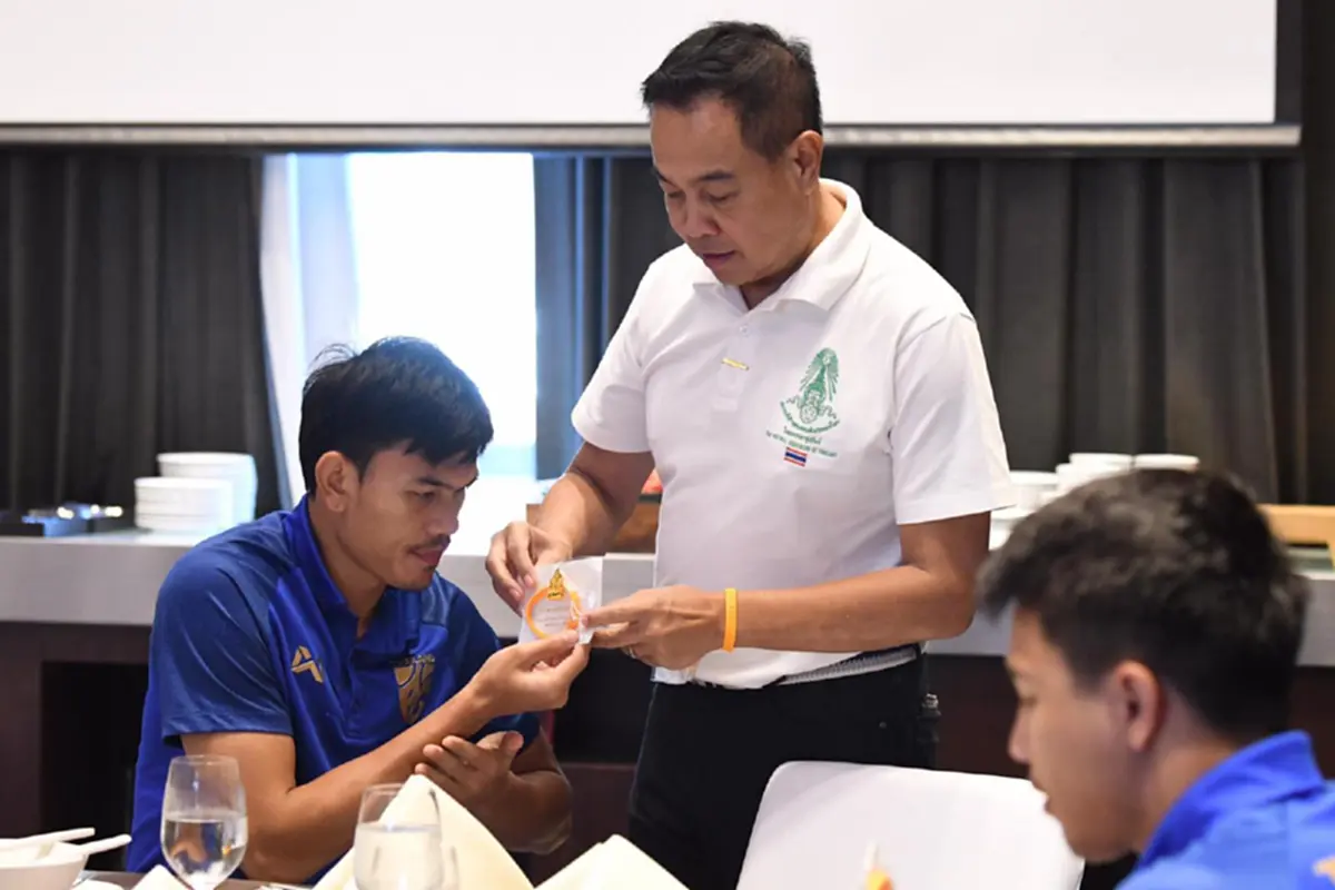 "เเข้งช้างศึก" สวมปลอกเเขนเหลือง ใส่ริสเเบนด์ รำลึกถึง"รัชกาลที่9" เเมตช์ดวล "มาเลเซีย"