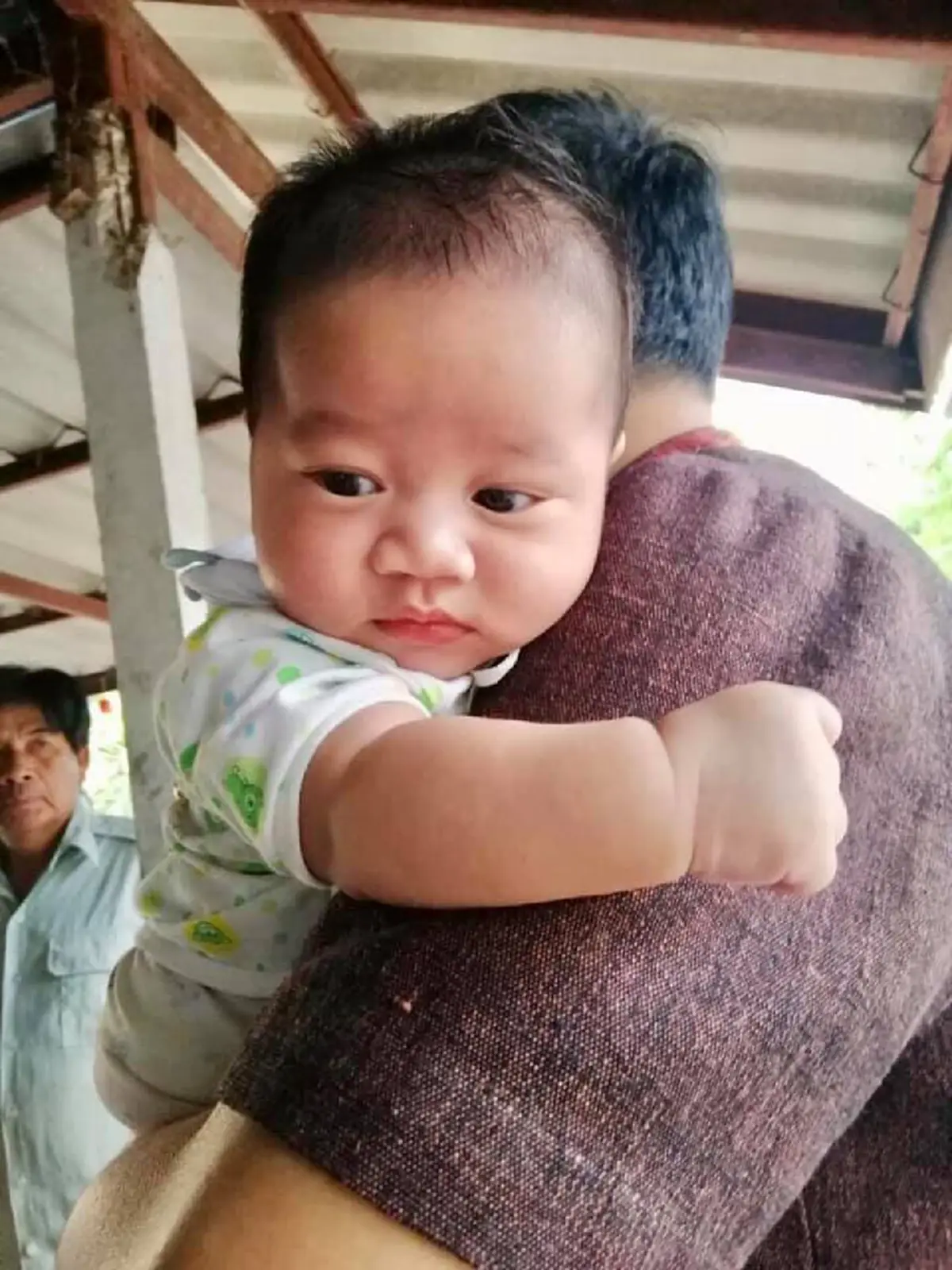 ภาพล่าสุดทารก 2 เดือนเศษ ที่ผู้ว่ากาฬสินธุ์ อุปการะเป็นลูกบุญธรรม