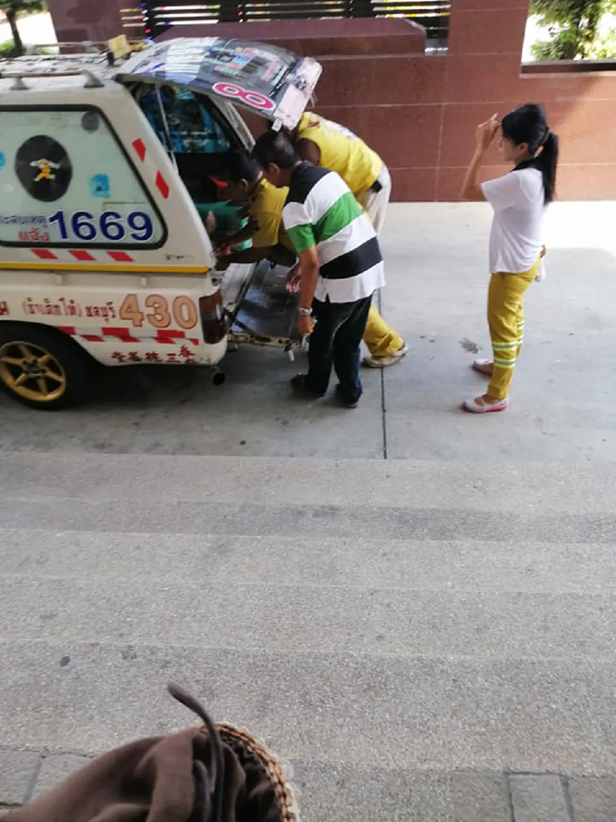 สาวร้องทุกข์ครอบครัวถูกเพื่อนบ้านรังแก ทะเลาะจอดรถขวางขั้นทำร้ายชกต่อย