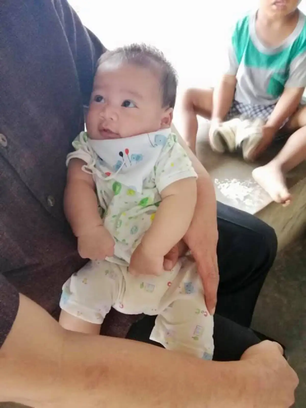 ภาพล่าสุดทารก 2 เดือนเศษ ที่ผู้ว่ากาฬสินธุ์ อุปการะเป็นลูกบุญธรรม