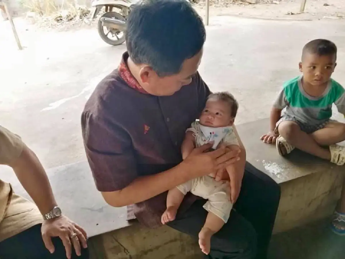 ภาพล่าสุดทารก 2 เดือนเศษ ที่ผู้ว่ากาฬสินธุ์ อุปการะเป็นลูกบุญธรรม