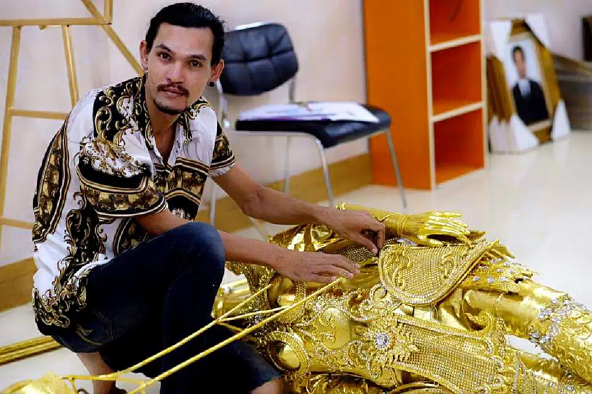 "คำภีร์" ดีไซน์เนอร์ชาวไทย ผู้รังสรรค์ชุดประจำชาติลาว คว้ารางวัลชุดยอดเยี่ยม Miss Universe2018 (ภาพ,คลิป)