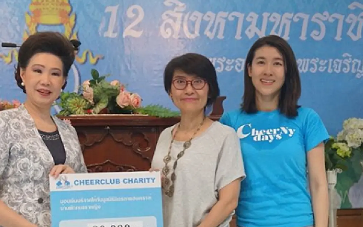 เมื่อหญิงสูงอายุเจอ "เชียร์ ฑิฆัมพร" เข้าสวมกอดมอบเงินให้ ถึงหลั่งน้ำตาตื้นตัน "ยายไม่เคยมีความสุขเท่านี้มาก่อนเลย"