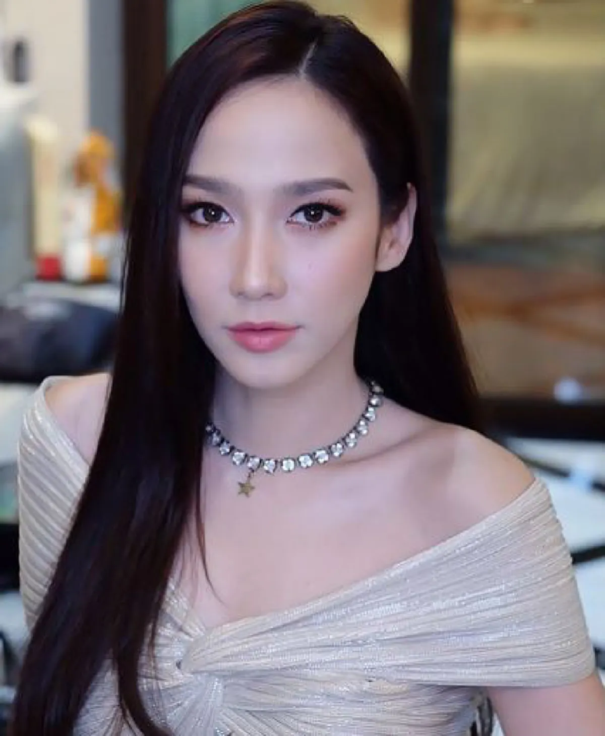 ตื่นเช้ามารับโชคใหญ่!! "อั้ม พัชราภา" โพสต์ภาพหน้าผากตัวเอง มีรอยแผลฟกช้ำ ส้นตู้ตกใส่หน้าผาก ส่งสติ๊กเกอร์ร้องไห้อยากเอาตู้มาทำลาย