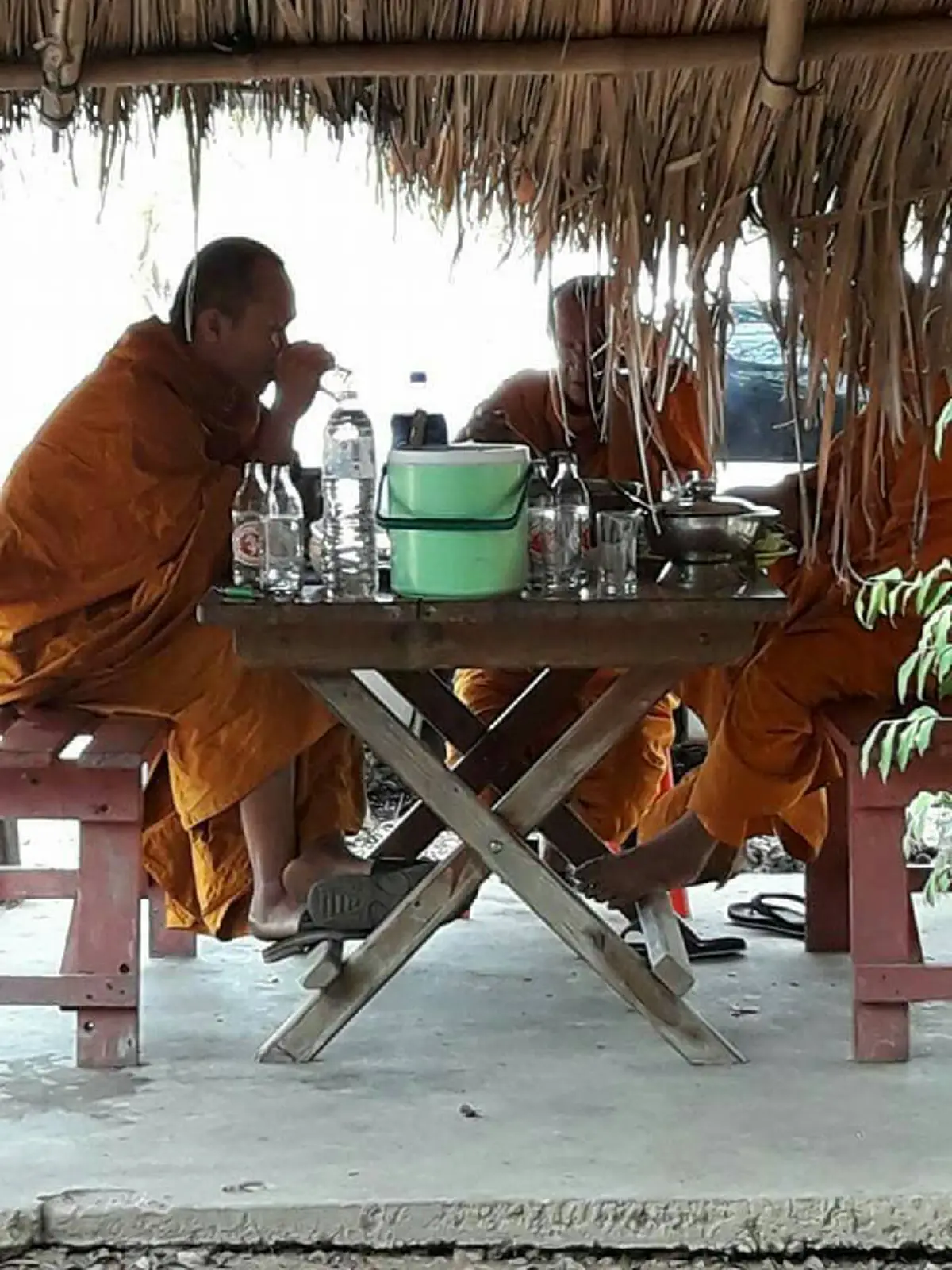 ฉาวว่อนเน็ต!! "แก๊งพระสงฆ์" นั่งร้านอาหารป่า ฉันเพลสุดชิลล์ -ขวดโซดาเต็มโต๊ะ เมาไม่เมา ถามใจเธอดู!!