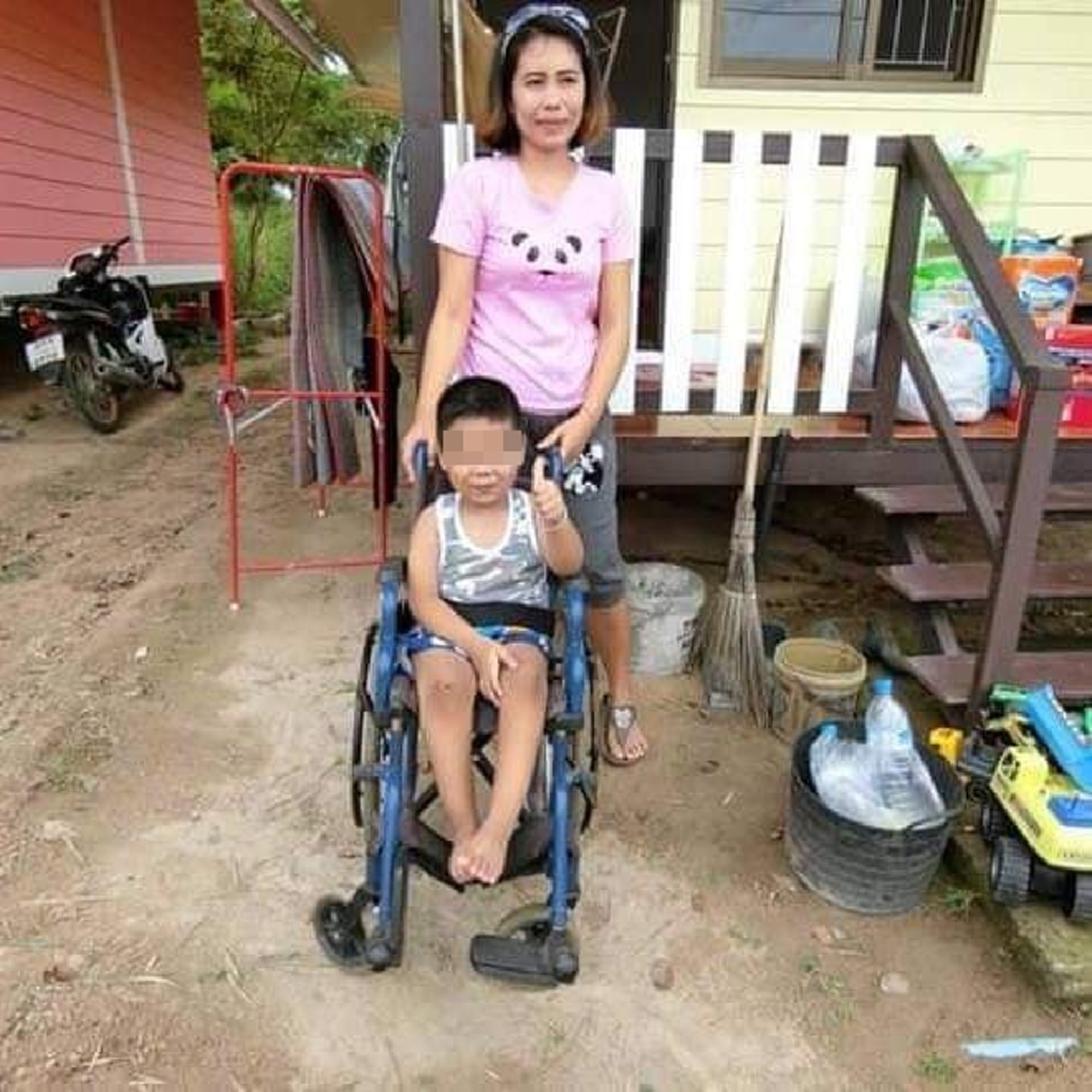 คุณแม่ใจสู้ขายแซนวิส หาเงินรักษาลูกป่วยโรคกระดูกพรุน