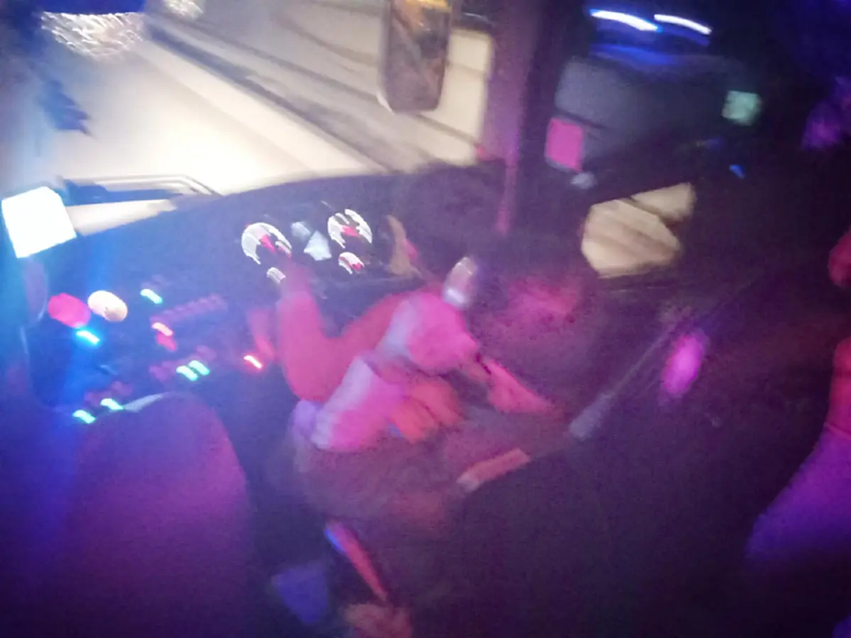 "ขนส่งฯ" ฟันโทษ "โชเฟอร์รถทัวร์"เอาลูกนั่งตัก จับพวงมาลัย เล่นมือถือ พักใบอนุญาต1 เดือนปรับ5พัน(คลิป)