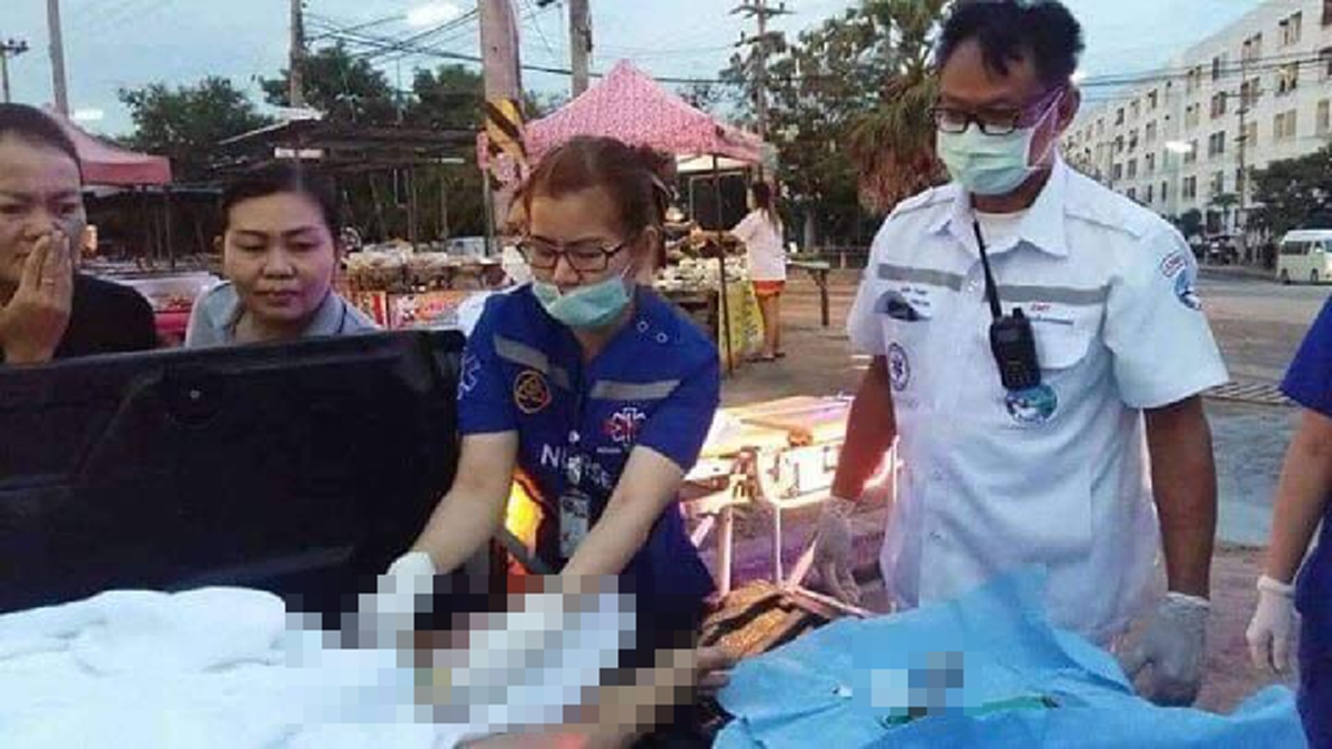 สาวท้องแก่สุดอั้นคลอดลูกชายบนรถกระบะ